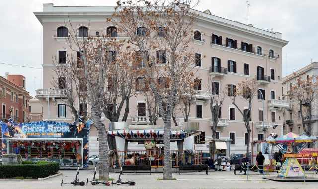 Da trent'anni allieta i bimbi con carousel e trenini:  Piazza Diaz, il 